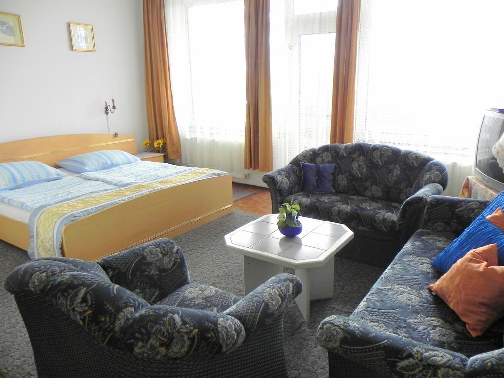 Monika Panzio Hotell Tata Exteriör bild